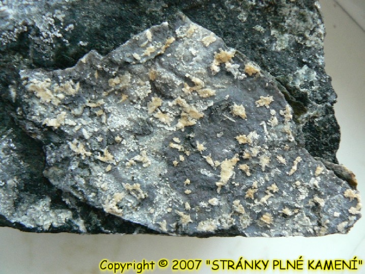 Hydromagnezit, Huntit, Opál