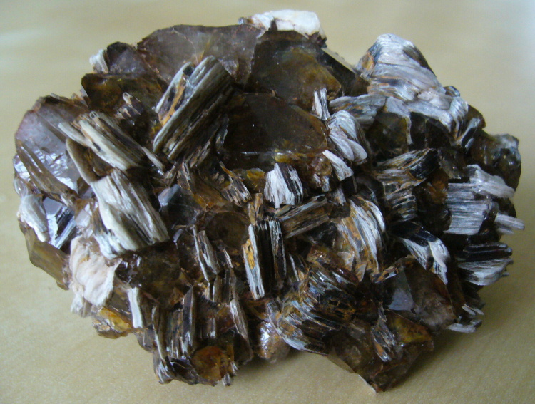 Křemen (var. Záhněda), Muskovit