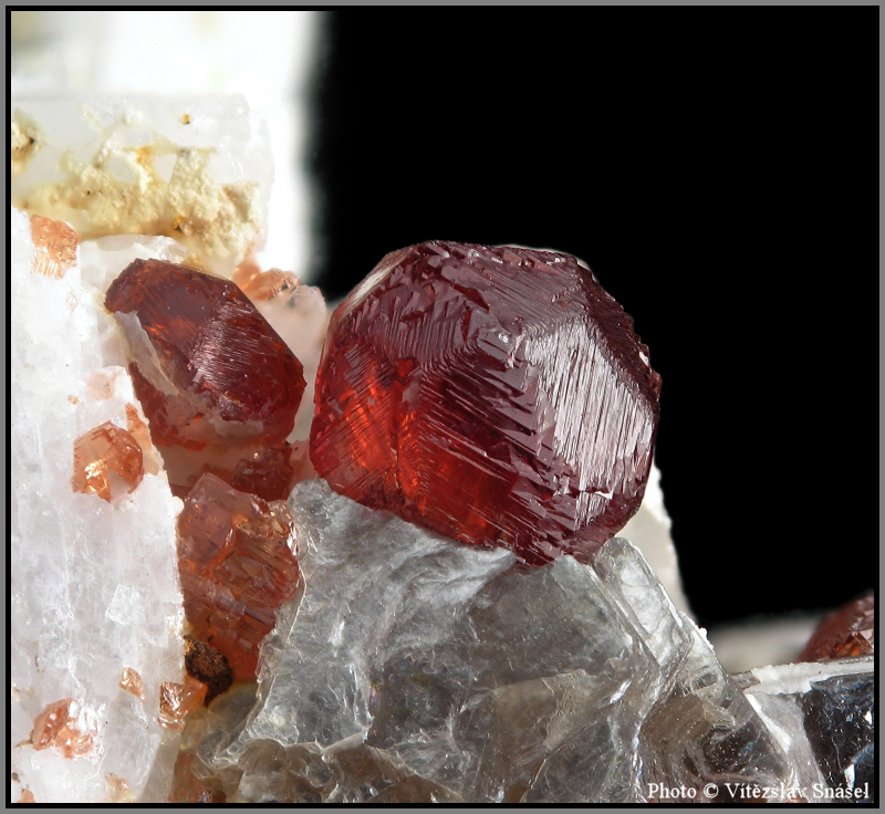 Spessartin, Muskovit