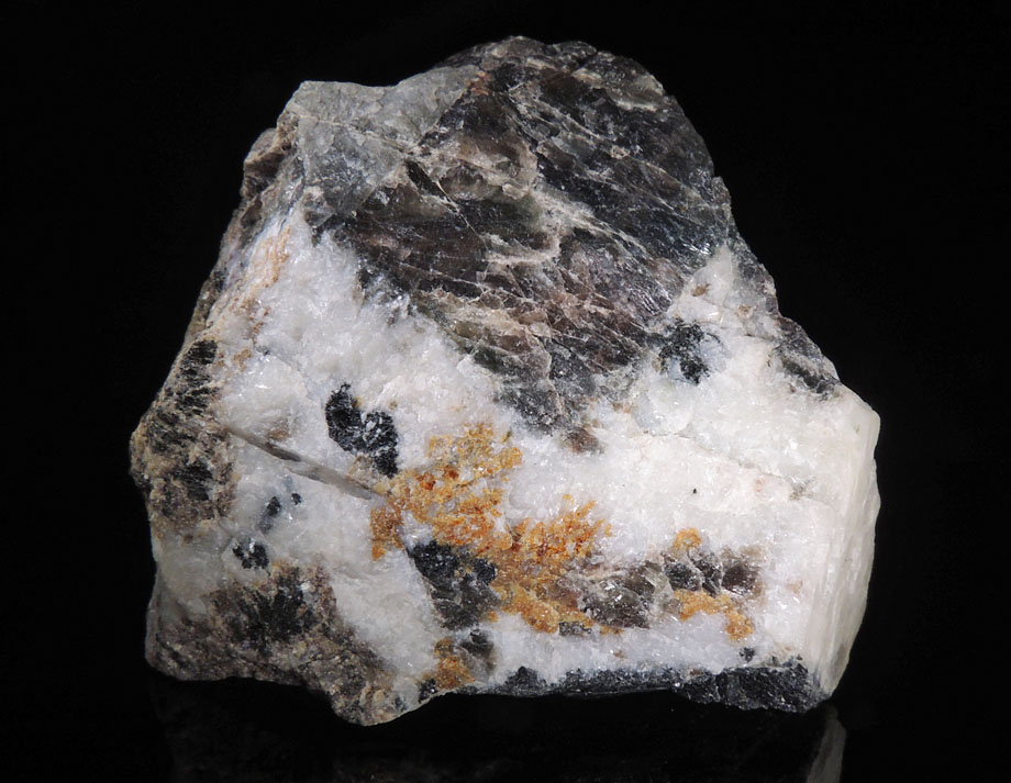 Zirsilit-(Ce), Nefelín