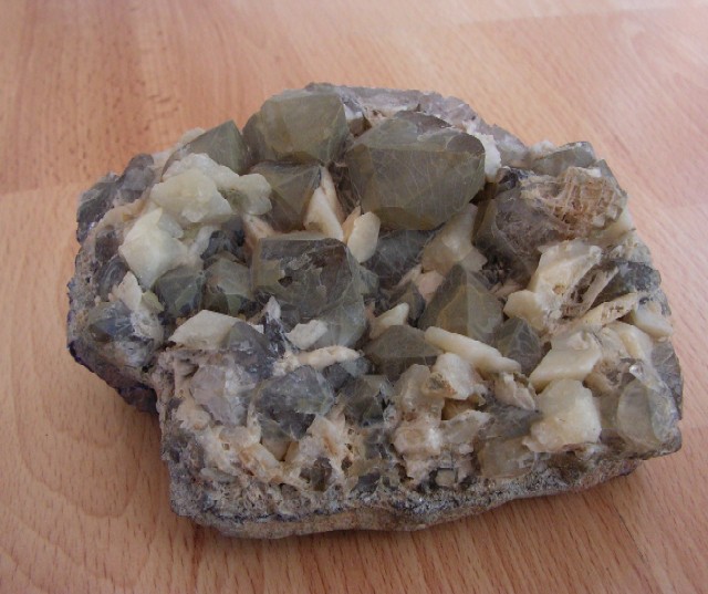 Křemen, Ortoklas (var. Adulár)