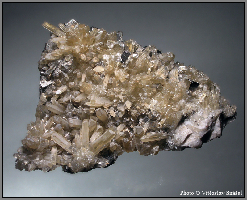 Křemen (var. Záhněda), Pyrit