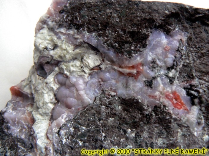 Křemen (var. Chalcedon), Křemen (var. Karneol)