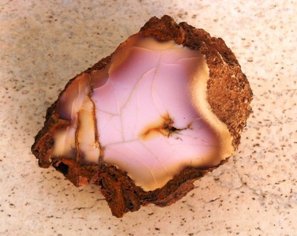 Křemen (var. Chalcedon)