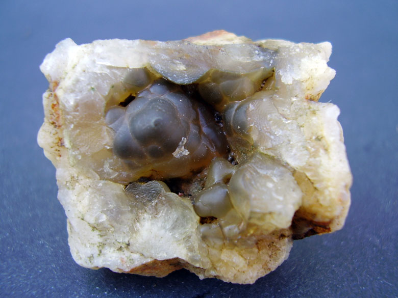 Křemen (var. Chalcedon)