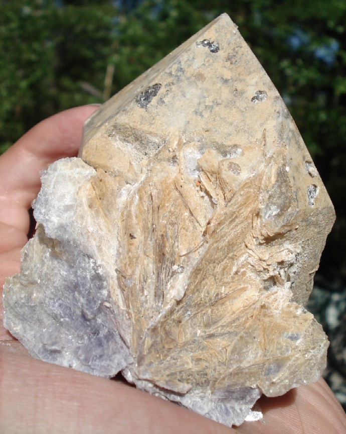 Křemen (var. Záhněda)