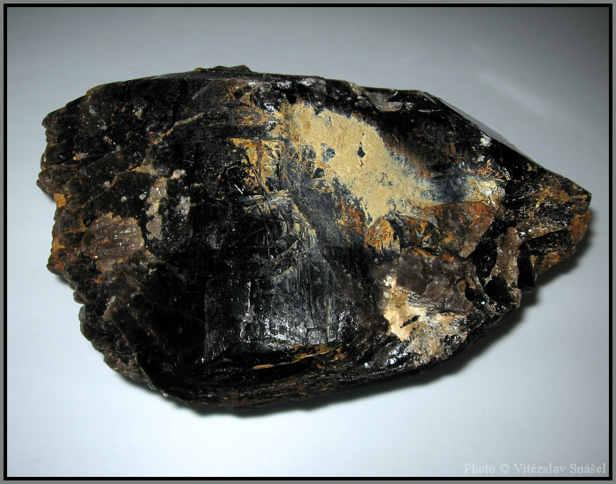 Křemen (var. Záhněda), Skoryl