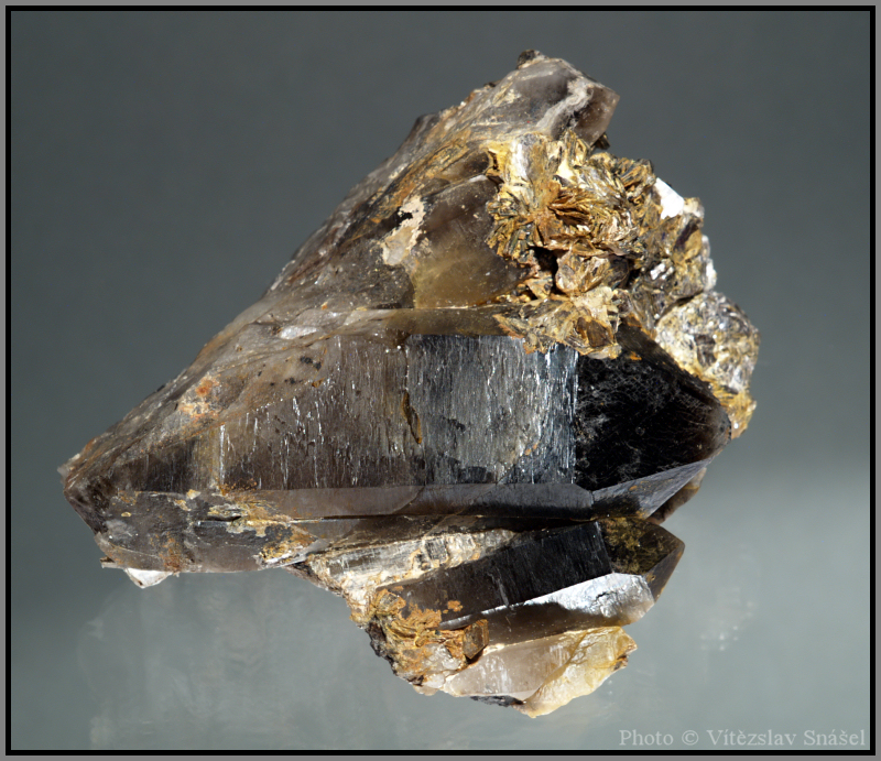 Křemen (var. Záhněda), Zinnwaldit