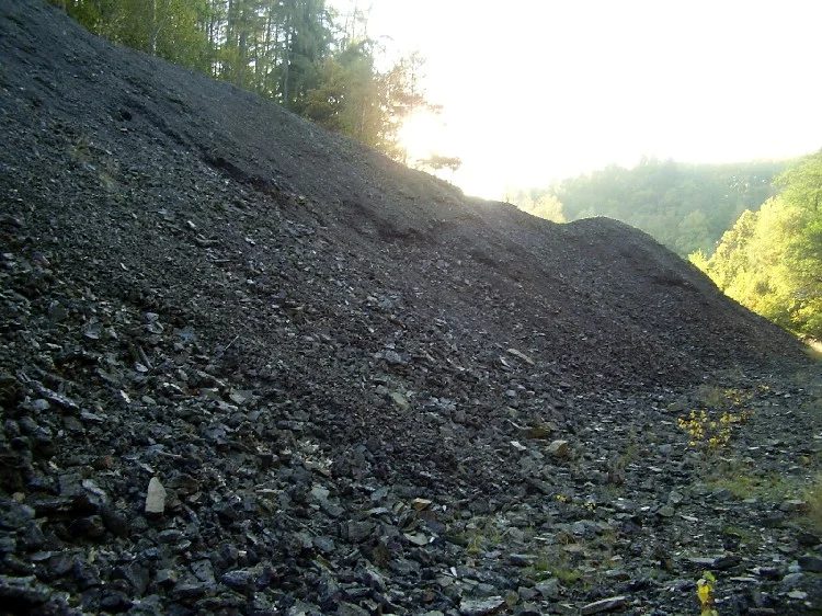 Mineralogická lokalita Poličany, struskové haldy, Czech Republic