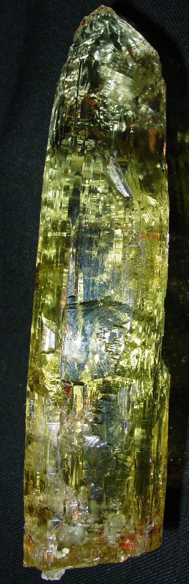 Fotografie minerálu Beryl (var. heliodor) z lokality Volyň, Ukraine
