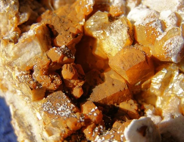 Fotografie minerálů Aragonit, Kalcit z lokality Předklášteří, Dřínová, Czech Republic
