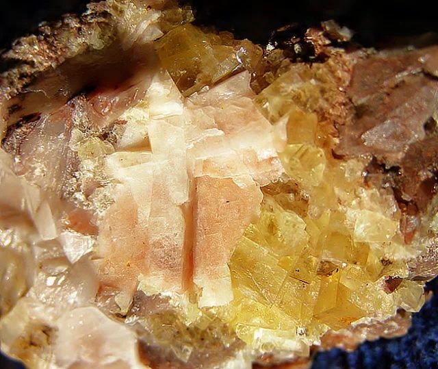 Fotografie minerálu Fluorit z lokality Předklášteří, Dřínová, Czech Republic