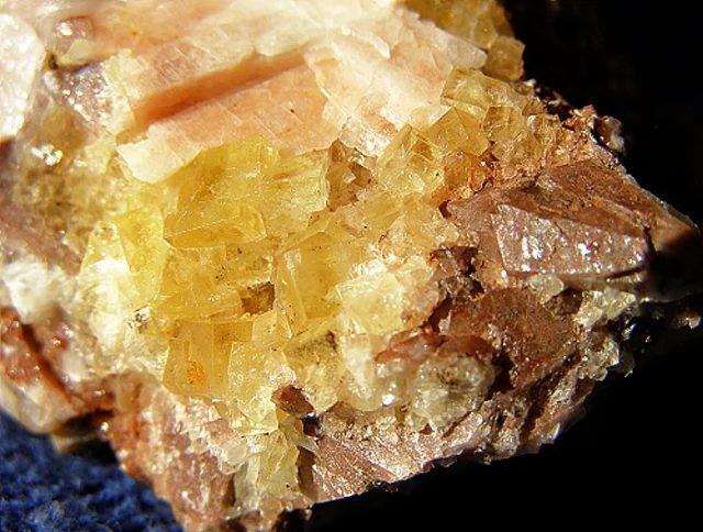 Fotografie minerálu Fluorit z lokality Předklášteří, Dřínová, Czech Republic