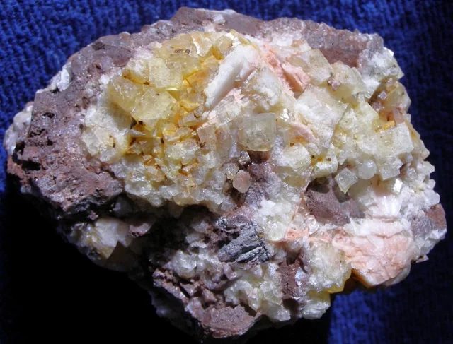 Fotografie minerálů Kalcit, Fluorit z lokality Předklášteří, Dřínová, Czech Republic