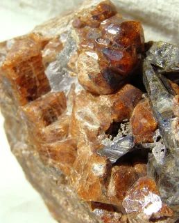 Fotografie minerálů Grossulár (var. hessonit), Vesuvián z lokality Moravské Bránice, Czech Republic