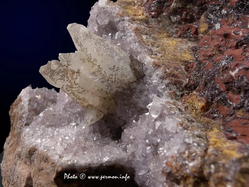Fotografie minerálů Kalcit, Křemen (var. ametyst) z lokality Doubravice, Czech Republic