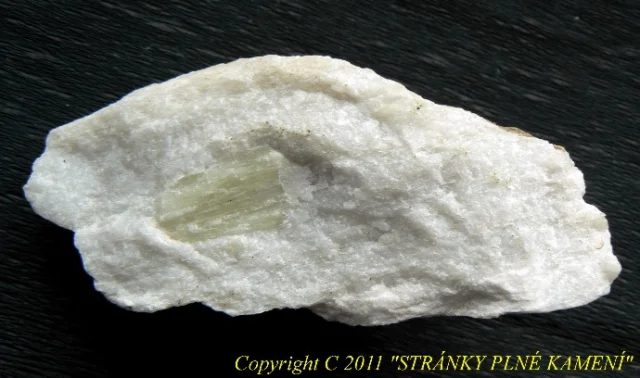 Fotografie minerálu Diopsid z lokality Prosetín, Czech Republic
