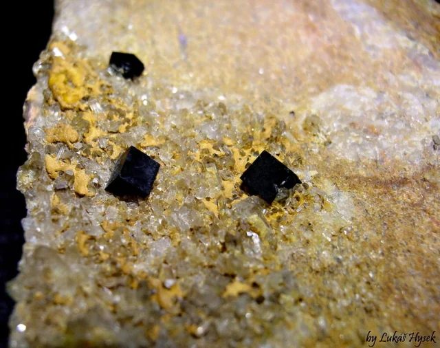 Fotografie minerálu Fluorit z lokality Nedvědice, Czech Republic
