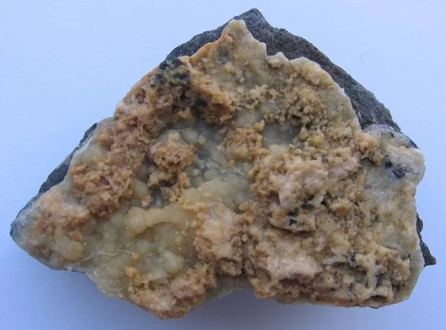 Fotografie minerálu Hydromagnezit z lokality Borek u Vilémova, Czech Republic