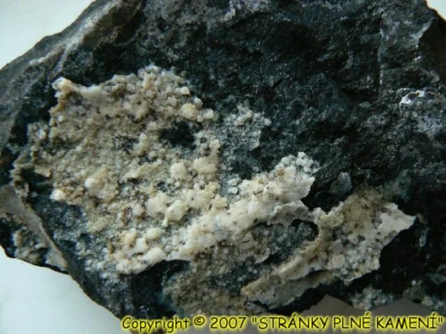 Fotografie minerálu Hydromagnezit z lokality Biskoupky - U pustého mlýna, Czech Republic