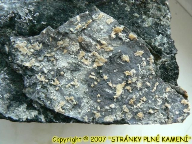 Fotografie minerálů Huntit, Hydromagnezit, Opál z lokality Biskoupky - U pustého mlýna, Czech Republic