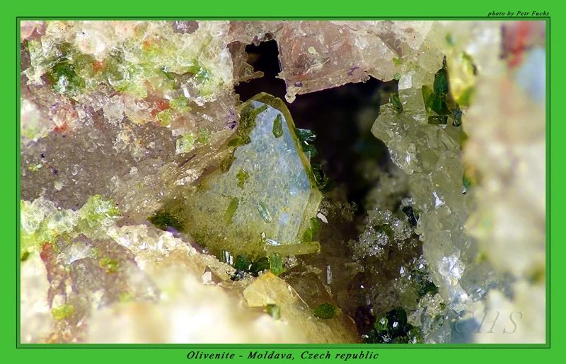 Fotografie minerálu Olivenit z lokality Moldava, Czech Republic