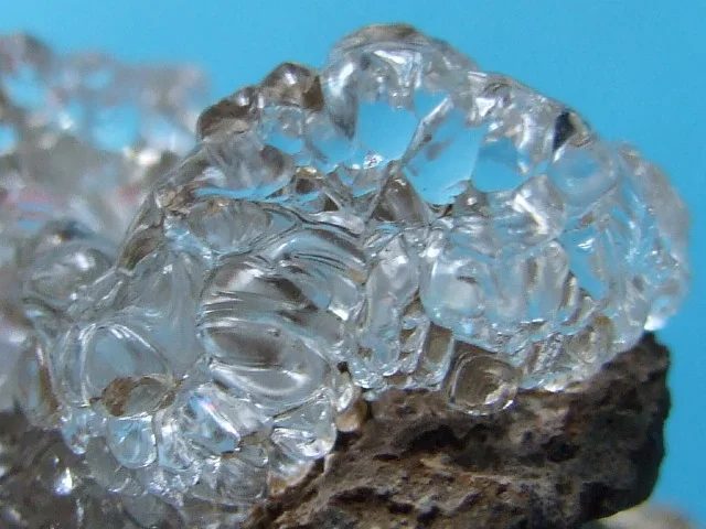 Fotografie minerálu Opál (var. hyalit) z lokality Valeč, Czech Republic