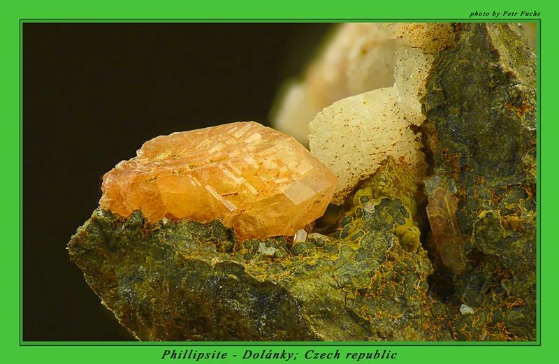 Fotografie minerálu Phillipsit-(Ca) z lokality Dolánky u Teplic, Czech Republic