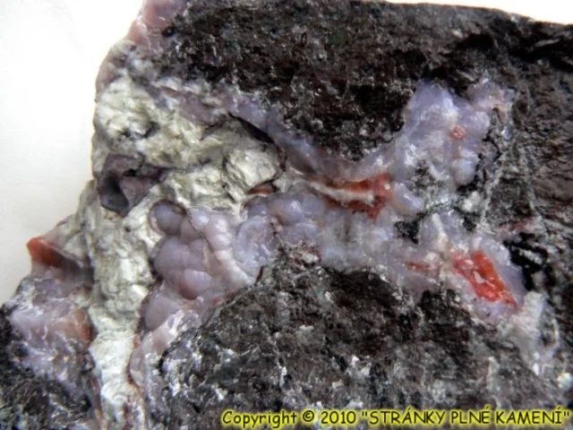 Fotografie minerálů Křemen (var. karneol), Křemen (var. chalcedon) z lokality Kvetnica u Popradu, Slovakia