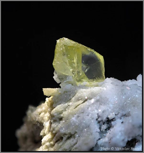 Fotografie minerálu Titanit z lokality Shigar District, Gilgit-Baltistan, Pakistan