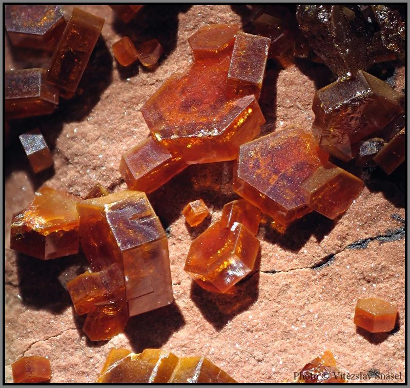 Fotografie minerálu Vanadinit z lokality Mibladen, Morocco