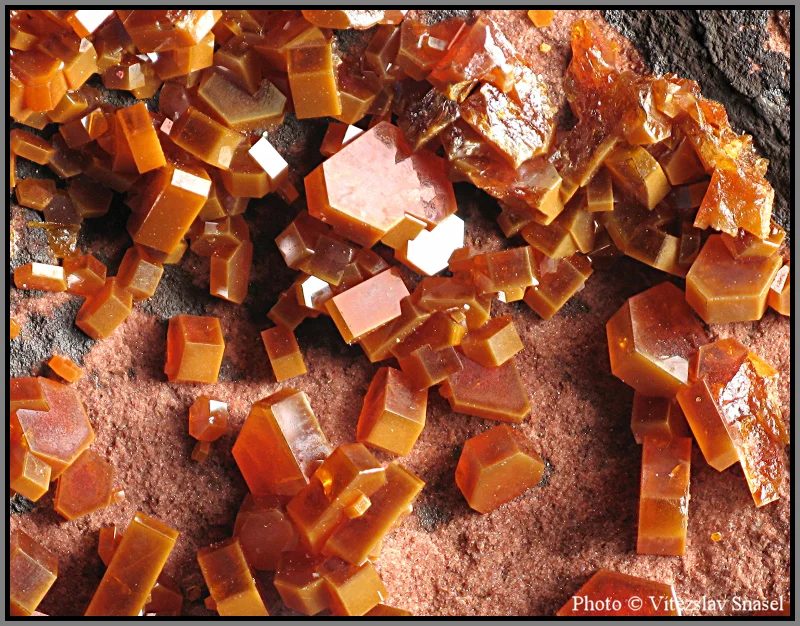Fotografie minerálu Vanadinit z lokality Mibladen, Morocco