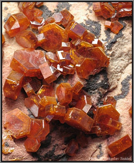 Fotografie minerálu Vanadinit z lokality Mibladen, Morocco