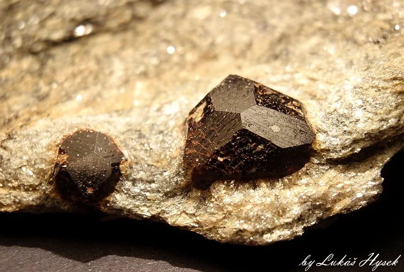 Fotografie minerálu Almandin z lokality Zlatý Chlum, Czech Republic