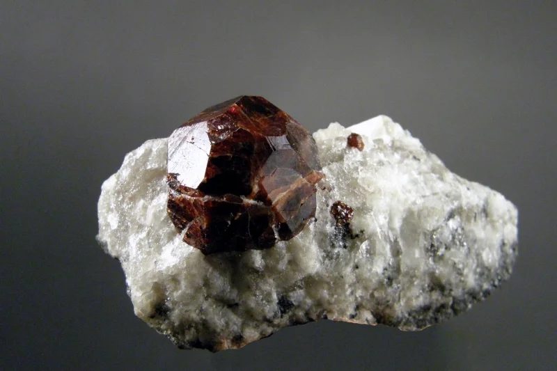 Fotografie minerálu Almandin z lokality Passo del Mureto, Italy
