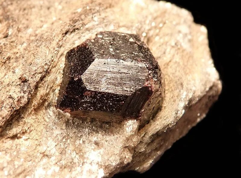 Fotografie minerálu Almandin z lokality Zlatý Chlum, Czech Republic