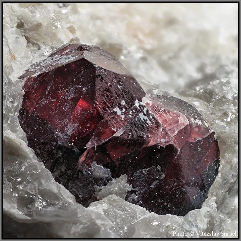 Fotografie minerálu Almandin z lokality Přibyslavice, Czech Republic