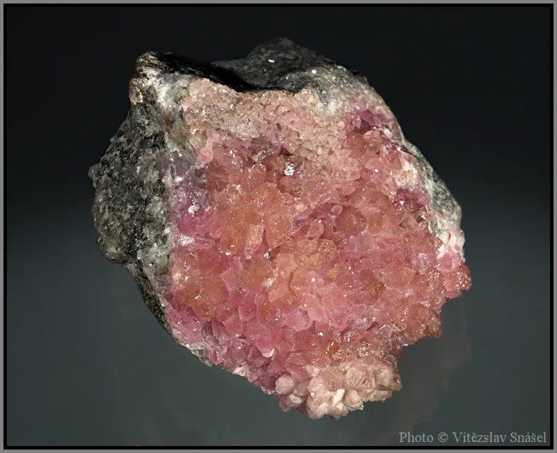 Fotografie minerálu Kalcit (var. kobaltokalcit) z lokality Bou Azzer, Morocco