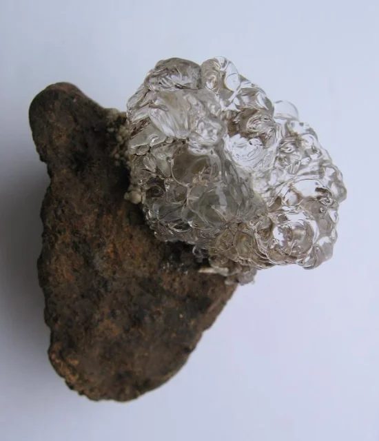 Fotografie minerálu Opál (var. hyalit) z lokality Valeč, Czech Republic