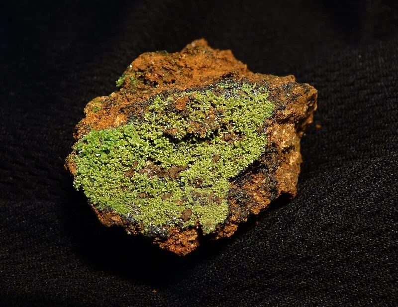 Fotografie minerálu Pyromorfit z lokality Zlaté Hory, Czech Republic
