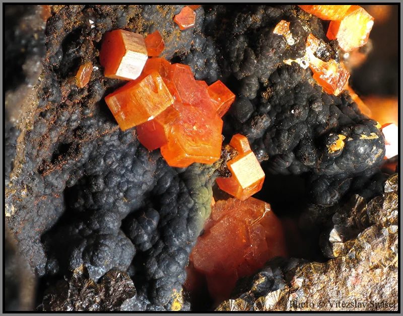 Fotografie minerálů Goethit, Vanadinit z lokality Mibladen, Morocco