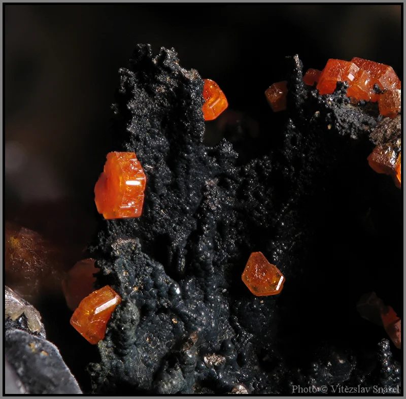 Fotografie minerálů Goethit, Vanadinit z lokality Mibladen, Morocco