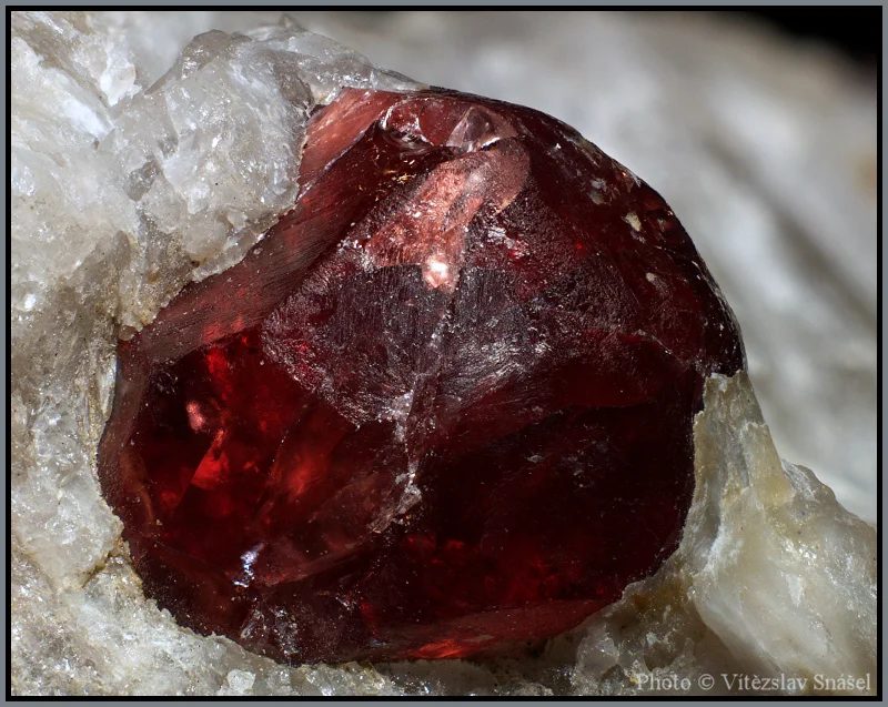 Fotografie minerálu Almandin z lokality Přibyslavice, Czech Republic