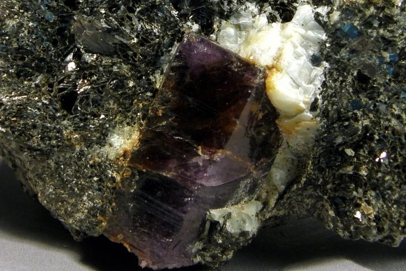 Fotografie minerálu Korund (var. rubín) z lokality Zazafotsi, Ihosi, Madagascar