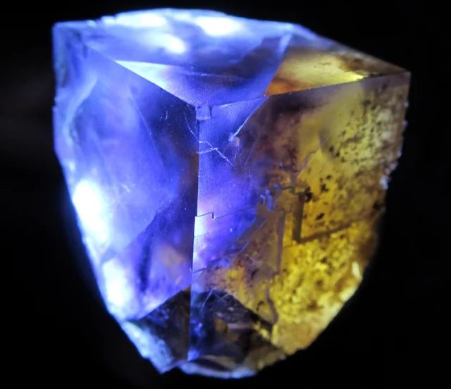 Fotografie minerálu Fluorit z lokality Krupka, Czech Republic