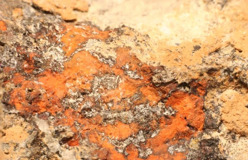 Fotografie minerálu Minium z lokality Stříbro č 2, Czech Republic