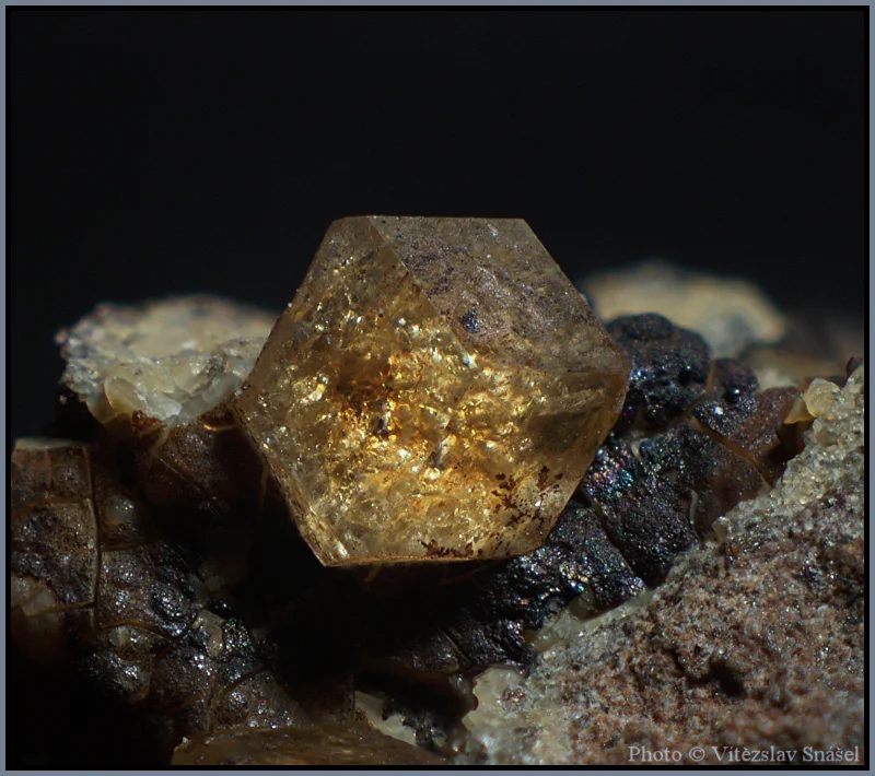 Fotografie minerálu Paulingit-(Ca) z lokality Vinařice, Czech Republic