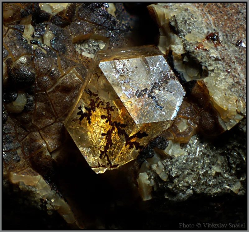 Fotografie minerálu Paulingit-(Ca) z lokality Vinařice, Czech Republic