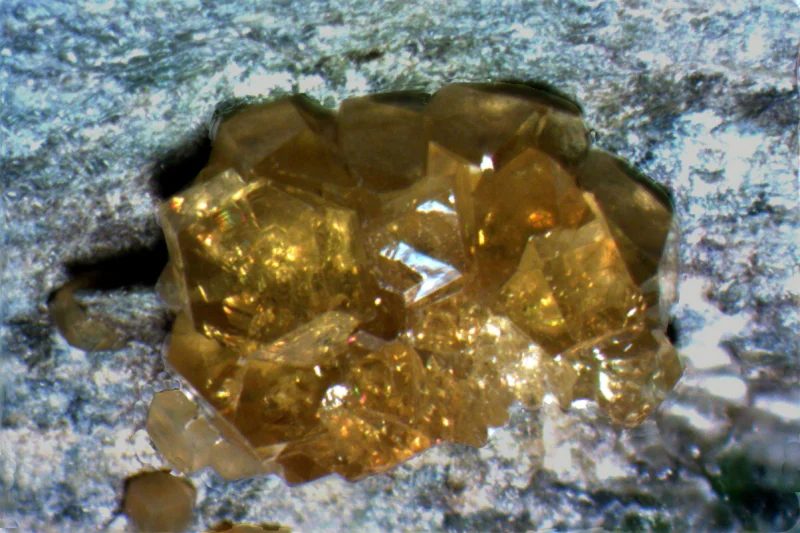 Fotografie minerálu Topazolit z lokality Sasso Moro, Italy