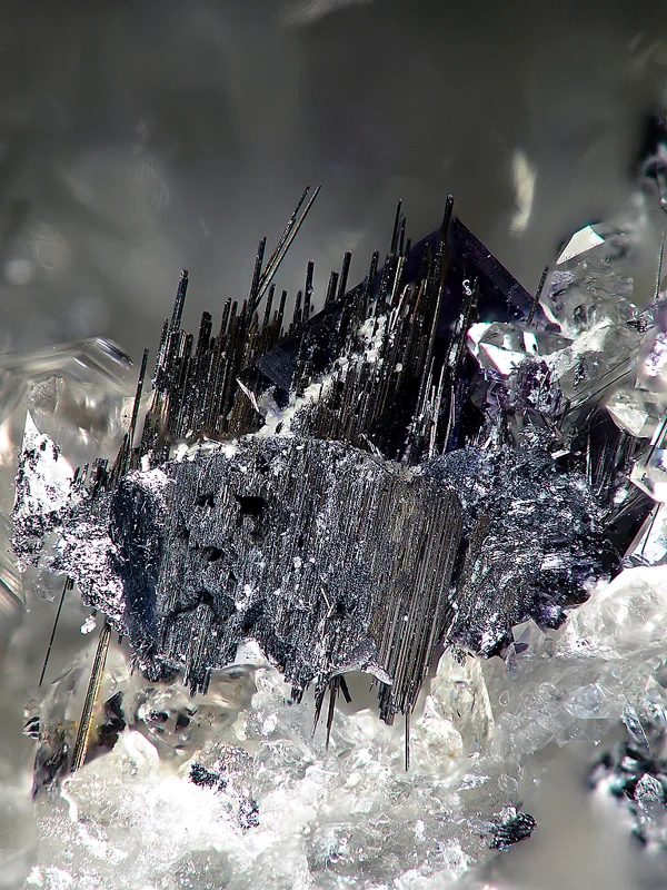 Fotografie minerálů Bizmutinit, Krupkait z lokality Krupka, štola Barbora, Czech Republic